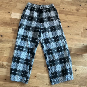 Mjukisbyxor - Storlek S/36 Korta i benen Skönt material