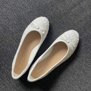 Ballerina skor - Säljer dessa helt oanvända ballerina skorna i spets då var för stora för mig, storlek 38🫶🏼