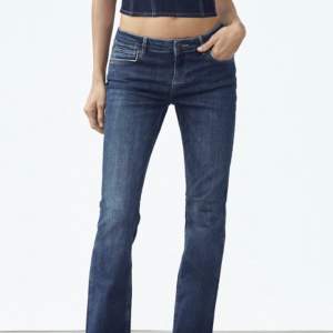 Säljer mina mörkblåa zara jeans som är lågmidjade och superfina. Har inte använts så mycket, så är i väldigt bra skick. Köptes för 400kr och säljer för 300-350, men om många är intresserade blir det budgivning! ❤️