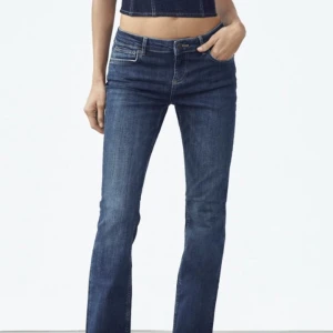 Lågmidjade jeans från zara! - Säljer mina mörkblåa zara jeans som är lågmidjade och superfina. Har inte använts så mycket, så är i väldigt bra skick. Köptes för 400kr och säljer för 300-350, men om många är intresserade blir det budgivning! ❤️