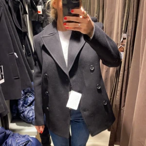 Svart kappa - Super snygg höst och vinter kappa från zara!⚡️💟🙌 använd fåtal gånger och jättebra skick