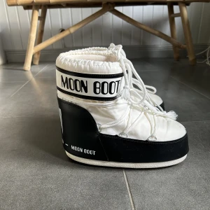 Moon boots  - Säljer mina vita moon boots använda ett fåtal gången 🤍🖤