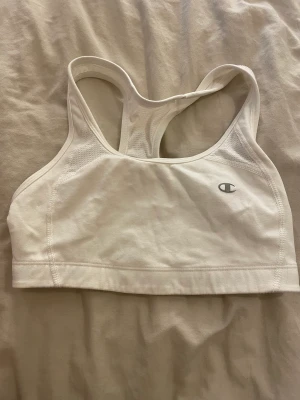 Champion sport bh - Säljer min oanvända sport bh från champion. Där är tyvärr för liten för mig. Kom med prisförslag om ni vill! 