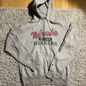 Half zip - Champion halfzip från Champion. Riktigt skön o behagligt, passar S men är M.