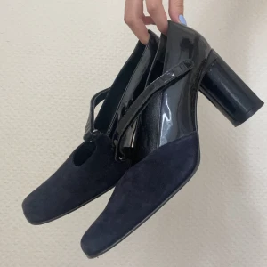 Jäättesnygga skor - Elegance grace, jättesnygga högklackade skor i svart/marinblått. Önskar de ett nytt kärleksfullt hem där de kommer till användning ✨✨