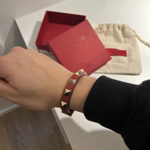 Valentino armband  - Säljer mitt röda valentino armband. Box och påse medföljer! Nitarna har inget rost eller slitage på sig! Super skick❤️