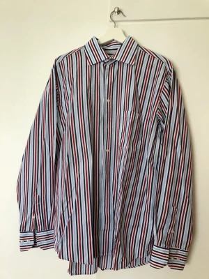 Skjorta Oscars  - Randig skjorta i superfint skick! 