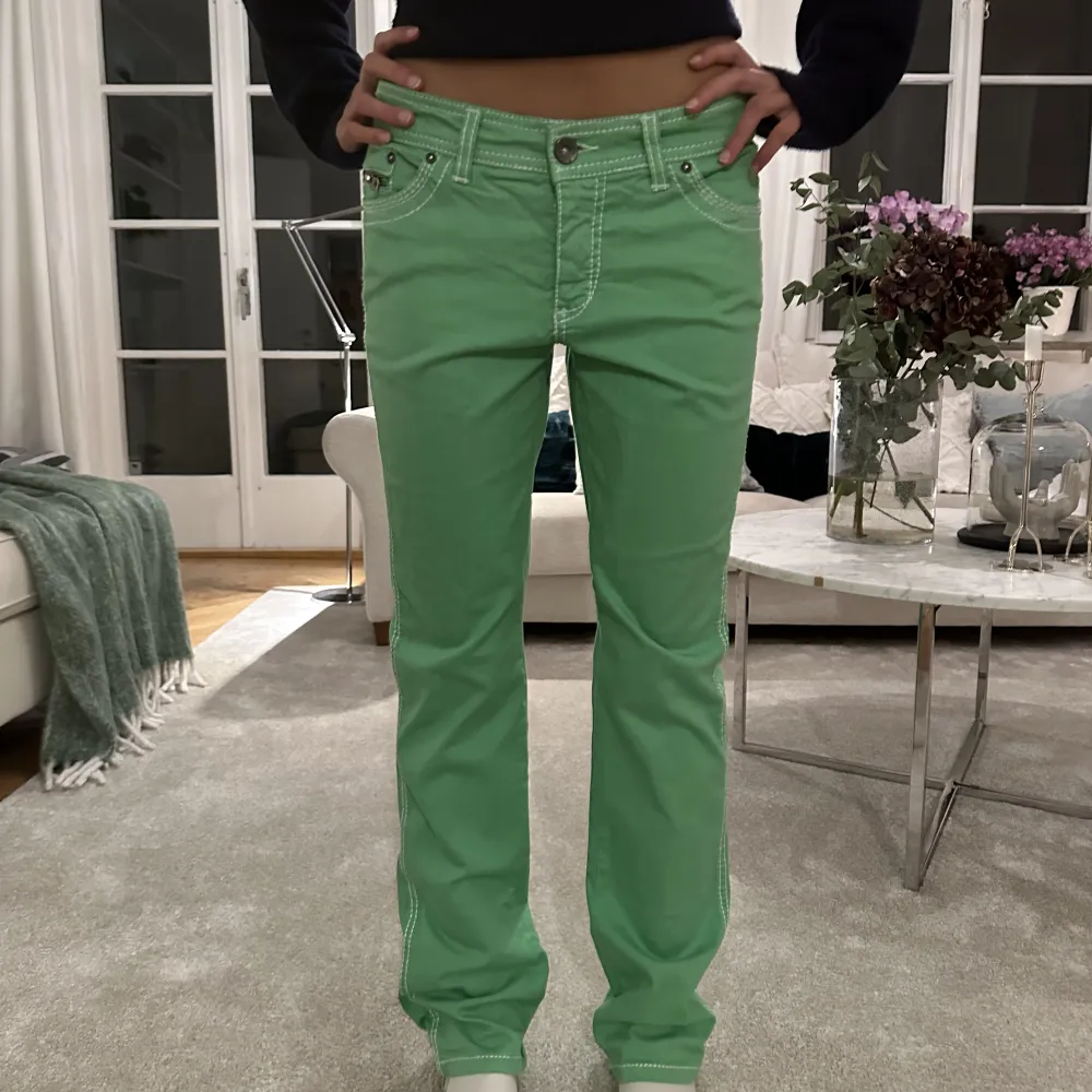 As snygga unika jeans, med coola detaljer perfekta till hösten!!💚💚. Jeans & Byxor.