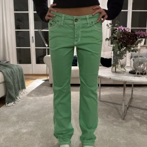 Coola jeans!! - As snygga unika jeans, med coola detaljer perfekta till hösten!!💚💚