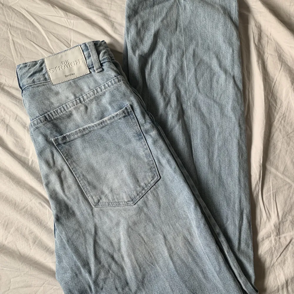 Raka blåa jeans från Bershka köpta på Zalando. 🎀Sitter fint och passar bra i längd på mig som 172. Säljer då de inte längre passar mig! Sparsamt använda så skicket är mycket gott. 🩷. Jeans & Byxor.