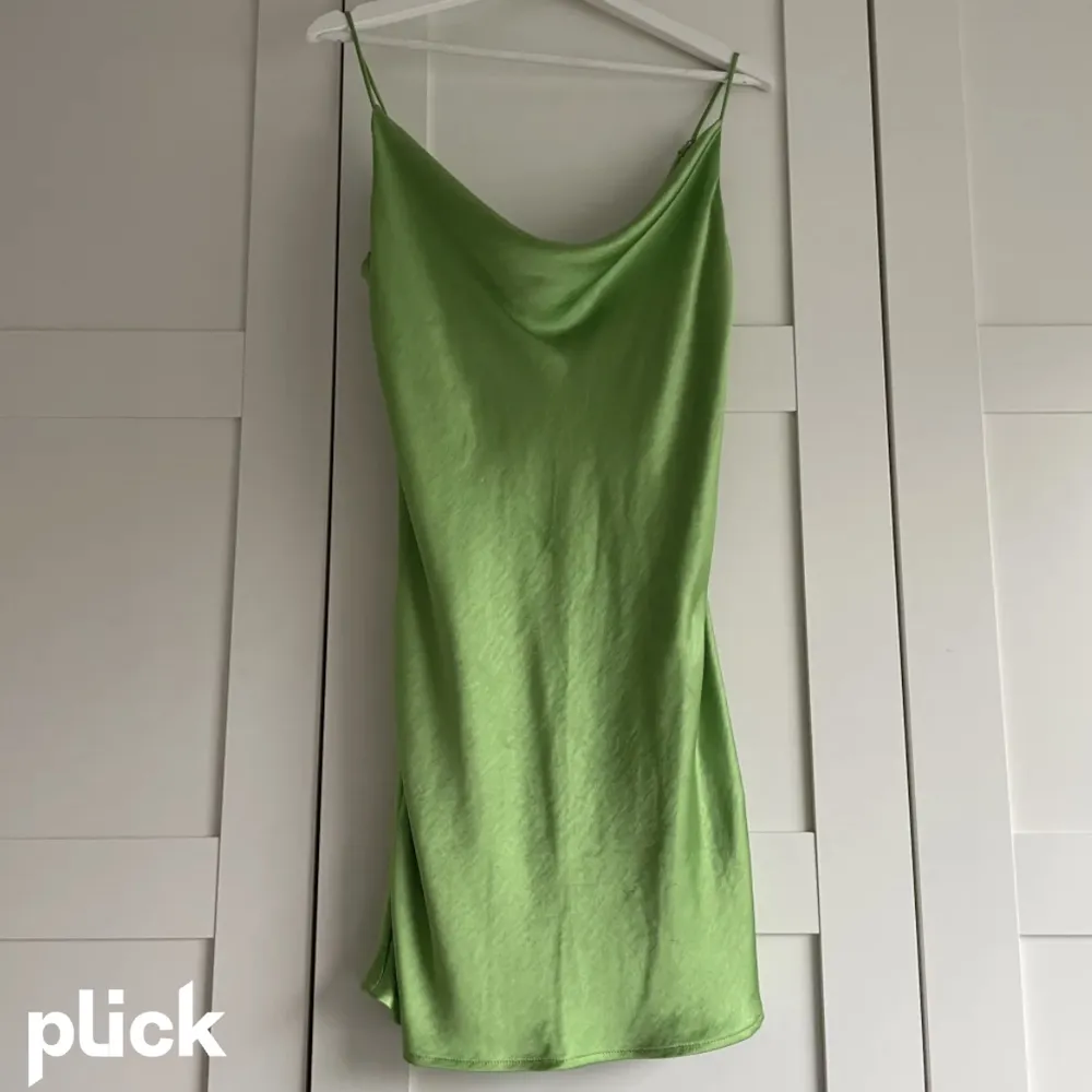 Skit snygg grön satin liknande klänning, köpt på Gina och sedan dess använd en gång . Klänningar.