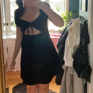 Svart klänning  - Använt klänningen runt 3 gånger.