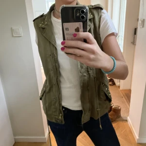 Zara väst - Säljer denna zara väst i strl M