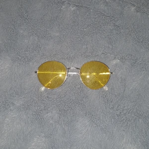 Solglasögon - 💕Ett par lite mer "funky" gula runda solglasögon ifrån H&M, säljer dom eftersom de inte e min stil längre💕