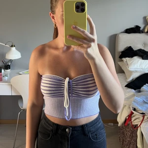 Bandeau topp - Lila vit randig topp som är super mjuk   50kr för toppen  43kr för frakten 