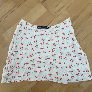 Supersöt silkeskjol  - Supersöt silkeskjol från zara som tyvärr är för liten för mig💖 Kan även användas som topp🙏🏼