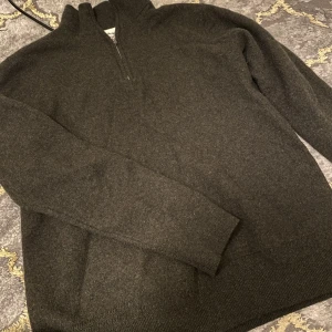 Söt mörkgrön polo tröja med dragkedja - Söt mörkgrön polo tröja med dragkedja😍