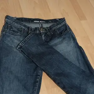 Low waist skinny miss sixty jeans i använt men bra skick. Med kedja längst ner på insida ben.