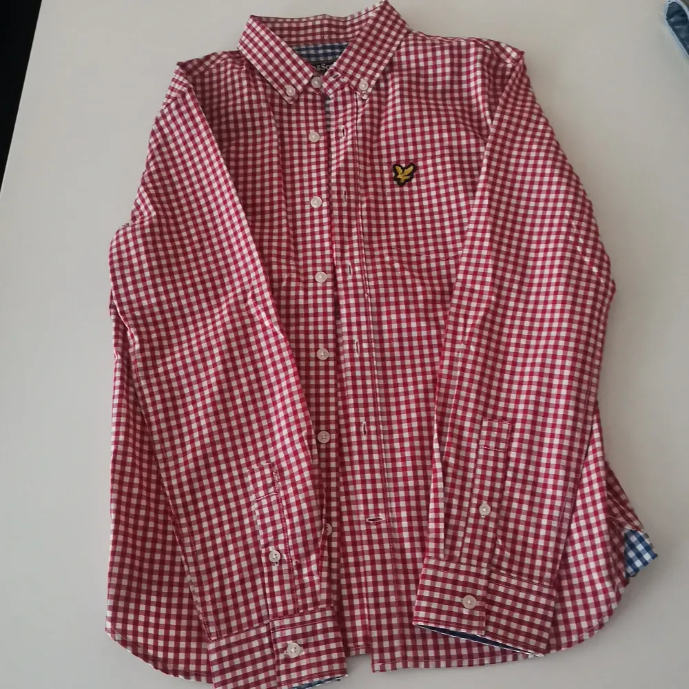 en skjorta i fint skick användt 2 gånger lyle scot. En t shirt från lyle scot jätte fin och en Gant t shirt. storlekar 13-14.. T-shirts.