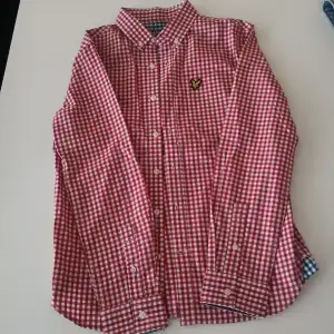 en skjorta i fint skick användt 2 gånger lyle scot. En t shirt från lyle scot jätte fin och en Gant t shirt. storlekar 13-14.