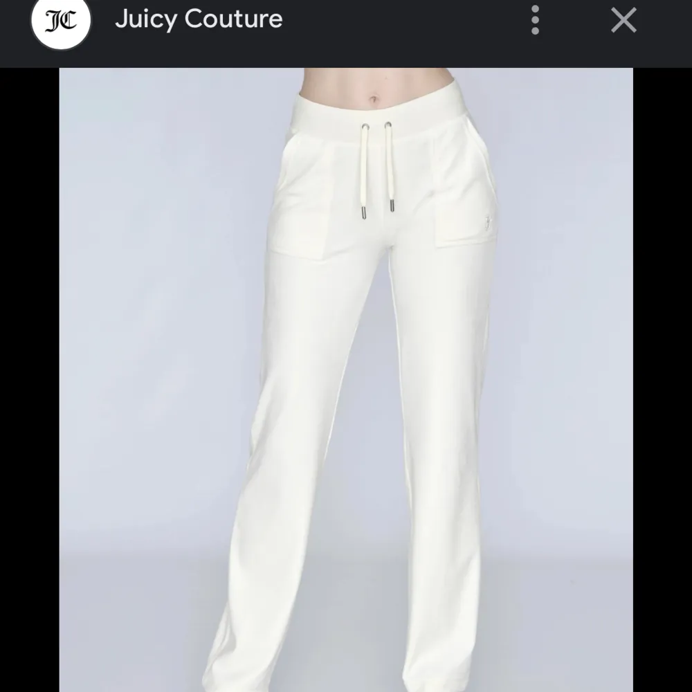 Juicy Couture byxor i färgen Sugar Swizzle, inte kritvita lite krämvita. Superfina men använder inte längre. Lite smutsiga längst ner vid foten på baksidan, utöver det felfria. De är i XL men skulle säga att de är mindre i storleken.💜💜. Jeans & Byxor.