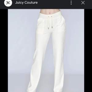 Juicy Couture byxor i färgen Sugar Swizzle, inte kritvita lite krämvita. Superfina men använder inte längre. Lite smutsiga längst ner vid foten på baksidan, utöver det felfria. De är i XL men skulle säga att de är mindre i storleken.💜💜