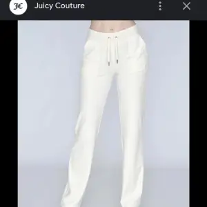 Juicy Couture byxor i färgen Sugar Swizzle, inte kritvita lite krämvita. Superfina men använder inte längre. Lite smutsiga längst ner vid foten på baksidan, utöver det felfria. De är i XL men skulle säga att de är mindre i storleken.💜💜
