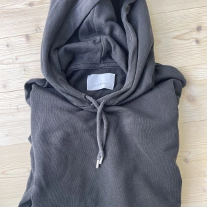 Svart Hoodie  - Jätteskön svart Hoodie. Varan är använd men i bra skick. Nypris ca 1000 kr. 