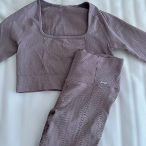 träningsset aim’n  - 2 delat set från aim’n. Storlek M på båda delarna, inte använt mer än 3 gånger då det inte passar. En lapp bortklippt då den skaver men nyskick i övrigt. 