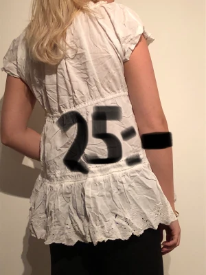 Vit blus - Vit romantisk blus. Är stl 44/46 men känns mindre ca stl M. Endast 25 kr plus porto.  Har gjort stor rensning och säljer ut billigt. Om du vill köpa flera plagg hör av dig innan så kan jag ordna med samfrakt. 