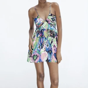 Zara klänning - Säljer denna zara klänning i storlek S, helt ny med prislappen kvar!❤️