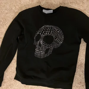 Tröja  - Svart tröja med tryck i mycket bra skick! 