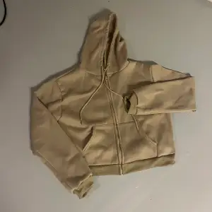Beige zip hoodie från SHEIN i strl XL, funkar även för strl L, aldrig använd. Nypris 200kr