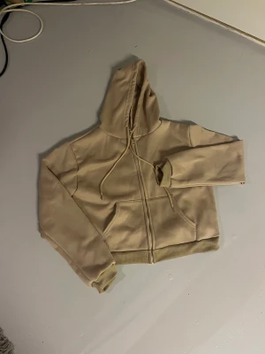 Beige zip hoodie  - Beige zip hoodie från SHEIN i strl XL, funkar även för strl L, aldrig använd. Nypris 200kr