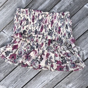 Zara kjol! - Säljer den här kjolen från Zara! Jättebra skick! Inga fläckar, hål eller slitningar. Rätt liten i storleken då jag vanligtvis har xs/S och den passar mig.