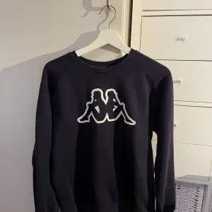 Söt sweatshirt från Kappa, knappt använd och bra kvalitet 💜