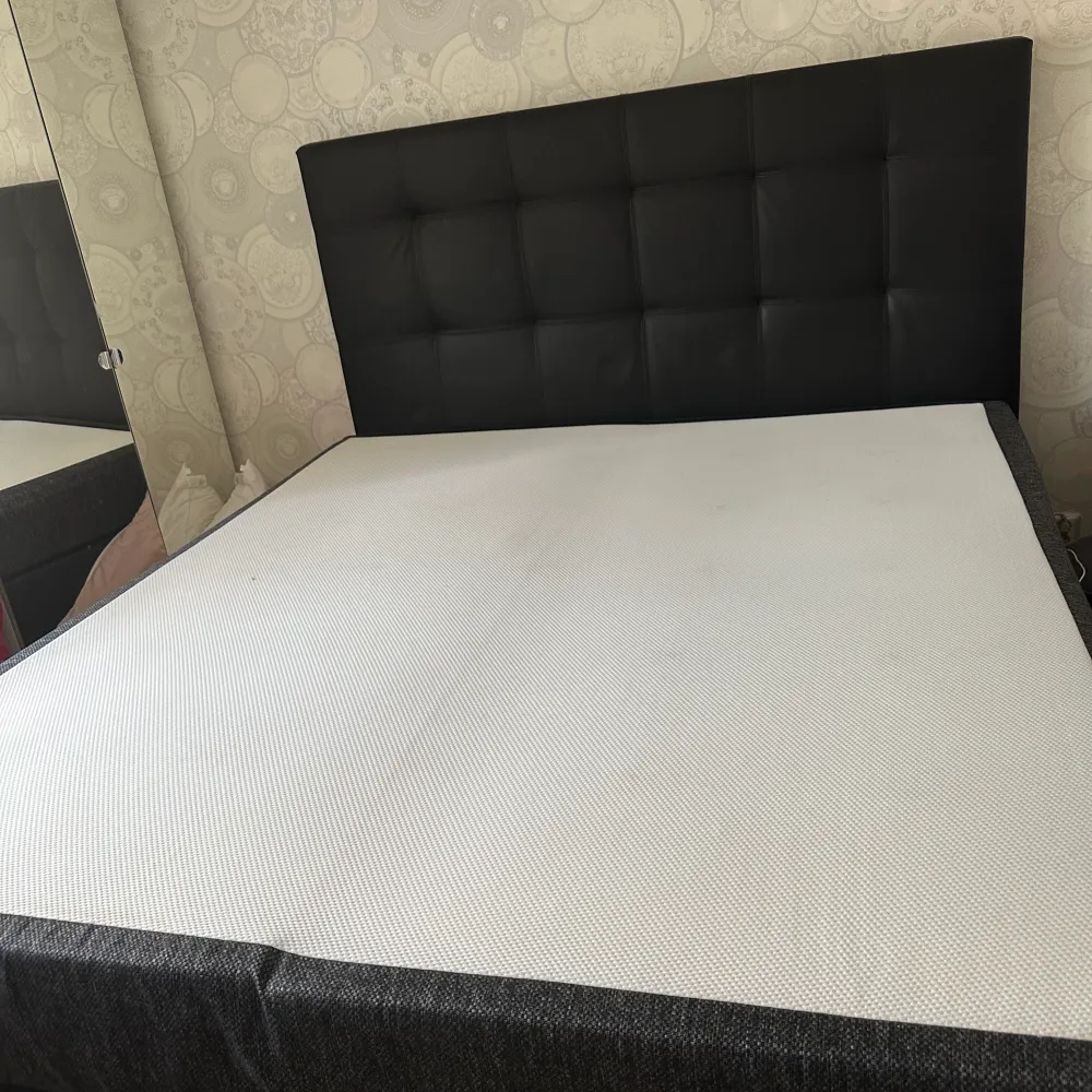 I jätte bra skick endast en liten skrapa på högersidan av sängen därav det billiga priset, sänggaveln tillkommer även i köpet. Hämtas på plats. . Övrigt.