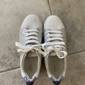 Kurt gegier sneakers👨🏽‍🎨🔥 - Säljer mina as balla sneakers från Kurt geiger då jag tyvärr vuxit ut dom! Använda men i gott skick🤩 Pris är diskuterbart!