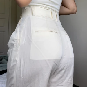 Arket linnebyxor - Ett par helt oanvända linnebyxor från Arket 🤩 Behövs dock strykas då dom legat i garderoben. 