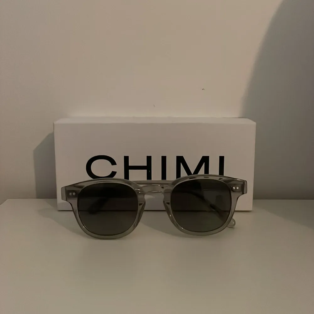 Säljer ett par snygga och trendiga chimi 01 grey solglasögon, perfekt nu inför sommaren. Köpta på NK för 1200, mitt pris 700. Pris går att diskuteras vid smidig affär!. Accessoarer.