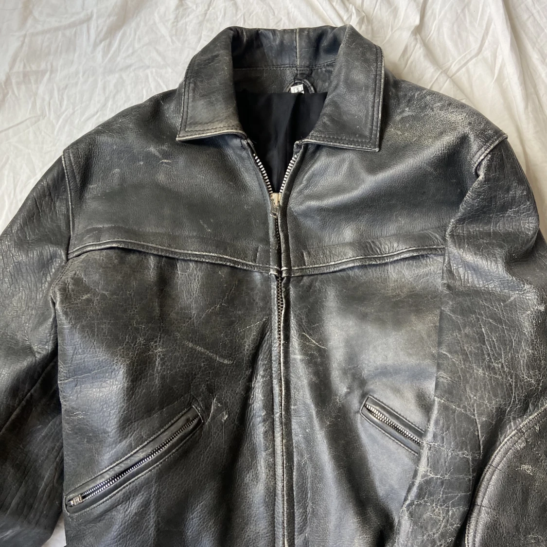 Vintage skinnjacka med slitningar - 90