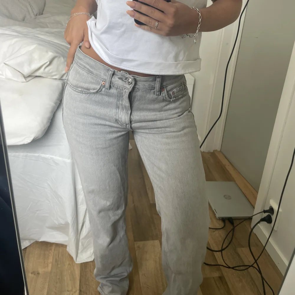 Skitsnygga lågmidjade gråa jeans ifrån Gina nästan oanvända! Köpare står för frakt❤️. Jeans & Byxor.