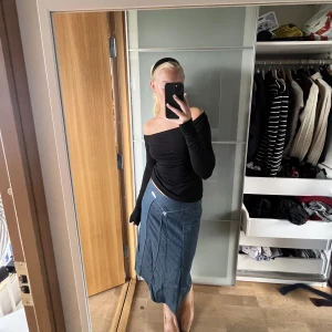 jeanskjol - superfin midikjol i jeanfärgat material🤩Aldrig använt, strl 36