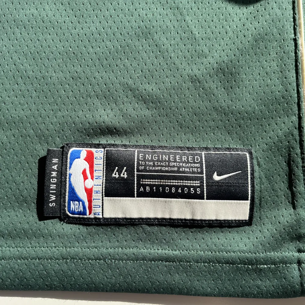 Milwaukee Bucks Home Jersey från när de vann titeln 2021. Används fåtal gånger. Ny pris är 1000kr. Övrigt.