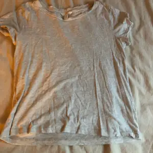 En grå enkel T-shirt ifrån hm i storlek medium 