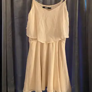 Jättefin klänning från bikbok, aldrig använd!😁 Köp gärna genom ”köp nu”💕💝