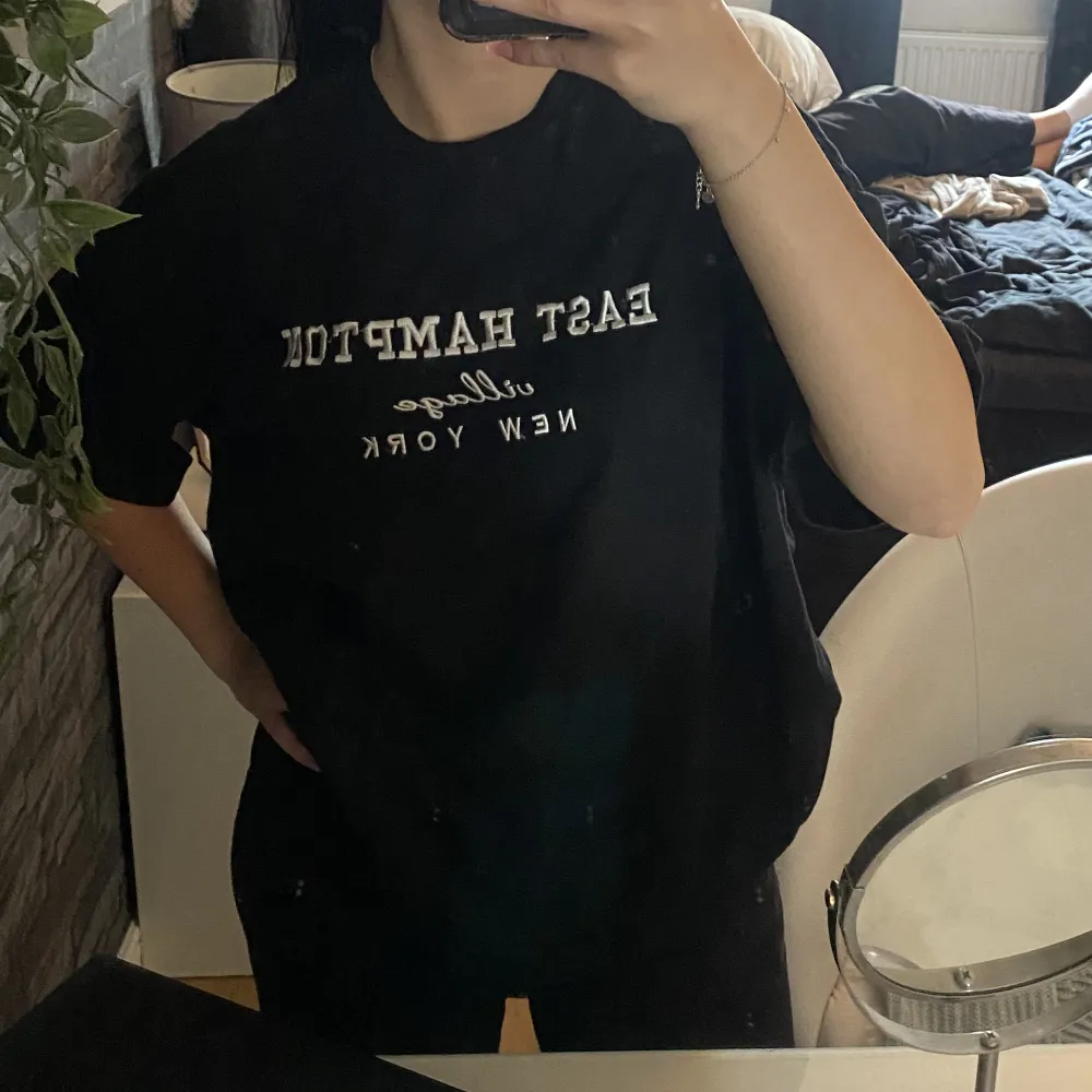 Säljer nu denna oversized T-shirt i fin kvalitet, storlek S. Tröjan är från shein därav det billiga priset. Köparen står för frakten ❣️. T-shirts.