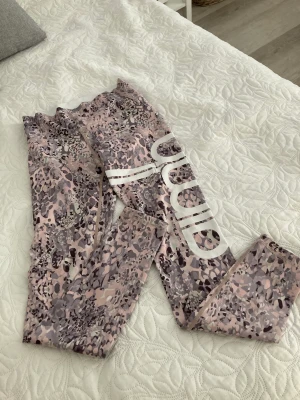 Aimn  - 2 par nya Aimn byxor båda för 200kr