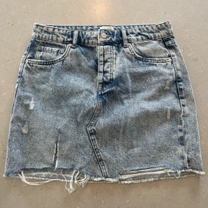 Jeanskjol - Supersnygg jeanskjol från Only.  Litet slitage på höger sida (se bild 3) men själv tycker jag det passar in med det andra slitna på kjolens design, annars väldigt fint skick. Säljer för 90kr + frakt.💕
