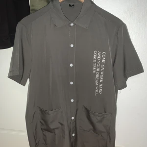 Sommar-set skjorta och shorts  - Helt nytt och jätte fint Sommar-set skjorta och shorts. I storlek S. Finns att hämta i Malmö. 